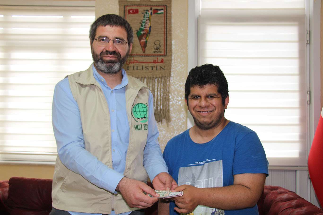 Engelli genç cep telefonu almak için biriktirdiği parayı Filistin'e bağışladı